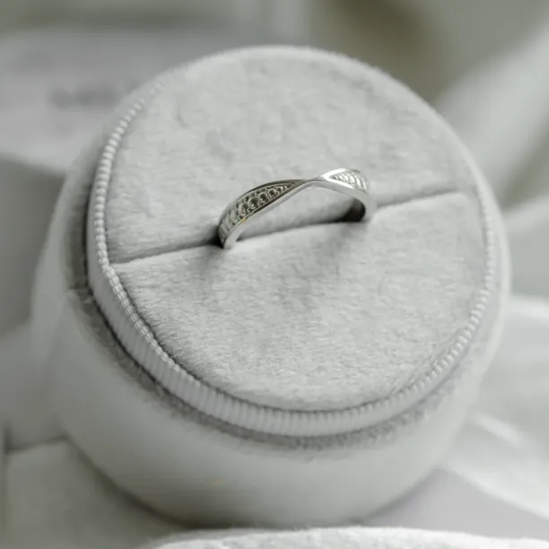 Bow tie shaped wedding band PUNTO Image