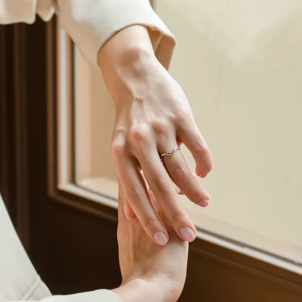 Craved minimalist gold ring VENUS Image