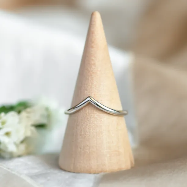 Craved minimalist gold ring VENUS Image