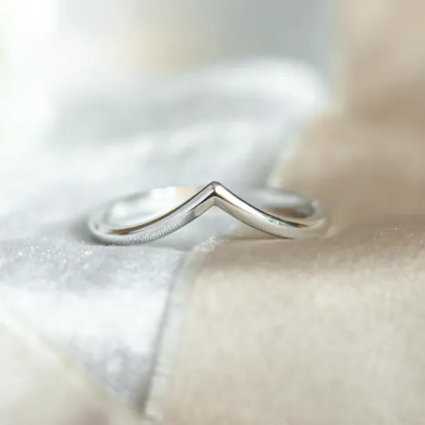 Craved minimalist gold ring VENUS Image