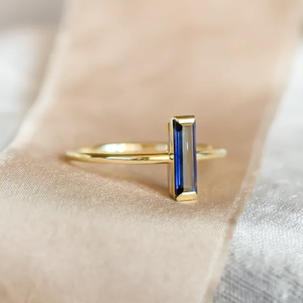 Gold ring with blue lab grown sapphire AZUL Image