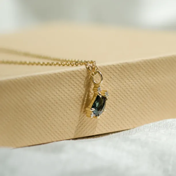 Gold pendant with asymmetrical sapphires and diamonds TRIX Image