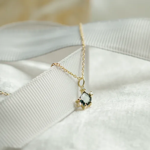 Gold pendant with asymmetrical sapphires and diamonds TRIX Image