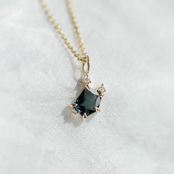 Gold pendant with asymmetrical sapphires and diamonds TRIX Image