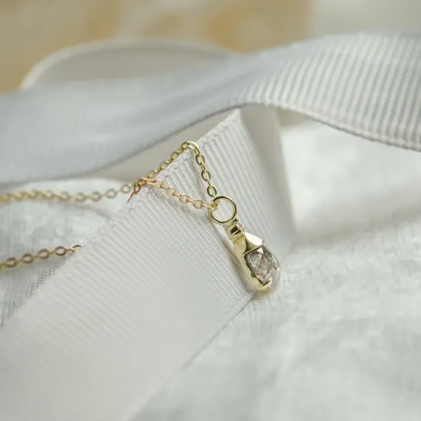 Pendant with salt and pepper and classic diamond TASH Image