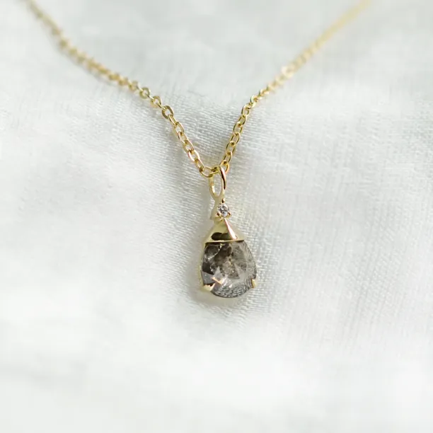 Pendant with salt and pepper and classic diamond TASH Image