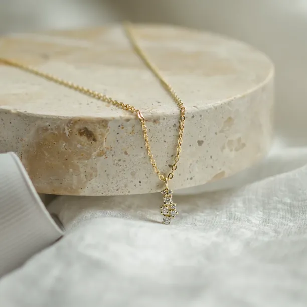 Diamond cluster pendant ELLE Image