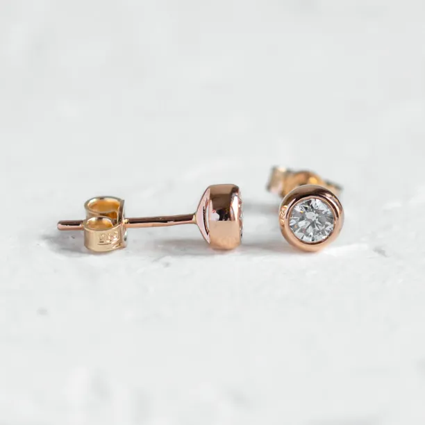 Gold earrings with lab-grown diamonds in bezel style BRESCIA Image