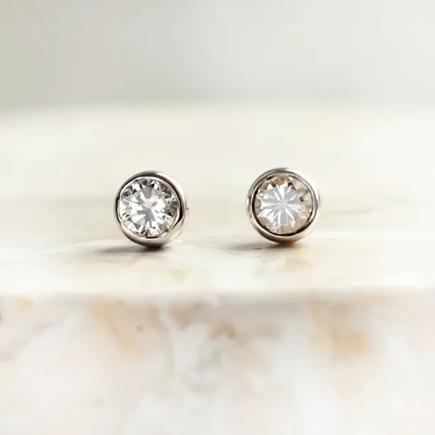 Gold earrings with lab-grown diamonds in bezel style BRESCIA Image
