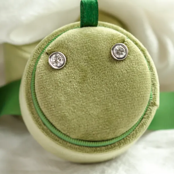 Minimalist earrings with lab-grown diamonds LOFT Image