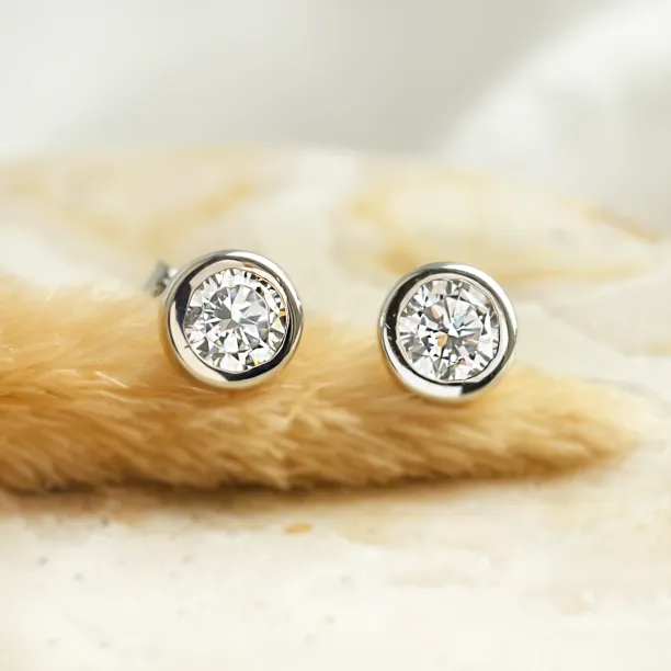 Minimalist earrings with lab-grown diamonds LOFT Image