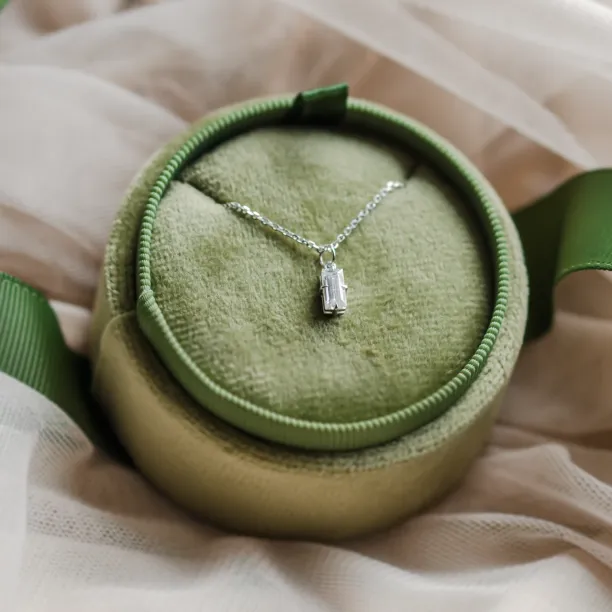 Gold pendant with baguette lab-grown diamond BEBE Image