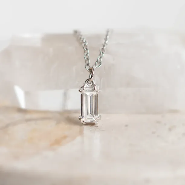 Gold pendant with lab-grown diamond ARRIA Image