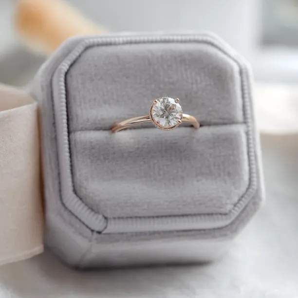 Luxury engagement ring with lab-grown diamonds ISADORA Image
