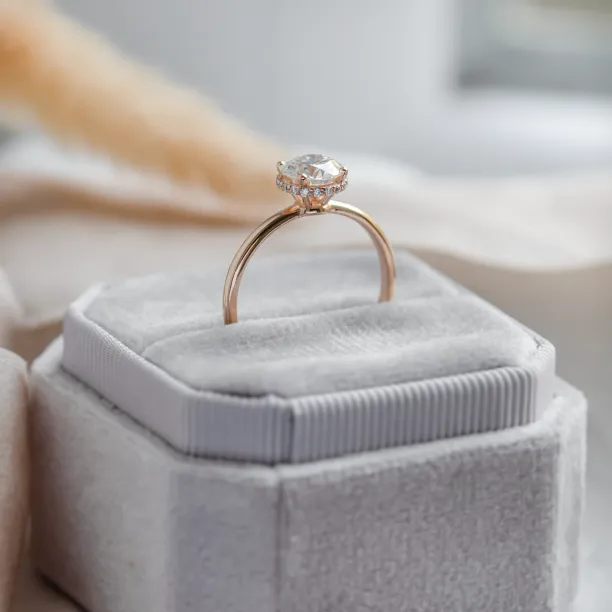 Luxury engagement ring with lab-grown diamonds ISADORA Image