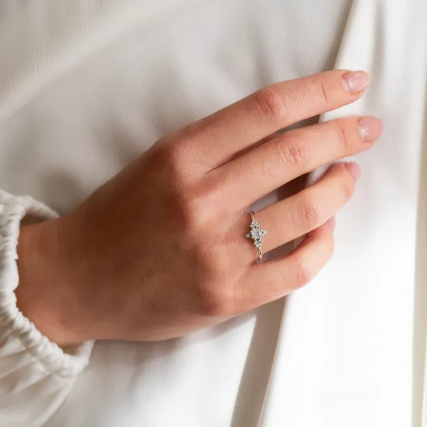 Romantic engagement ring with lab-grown diamonds POMPI Image