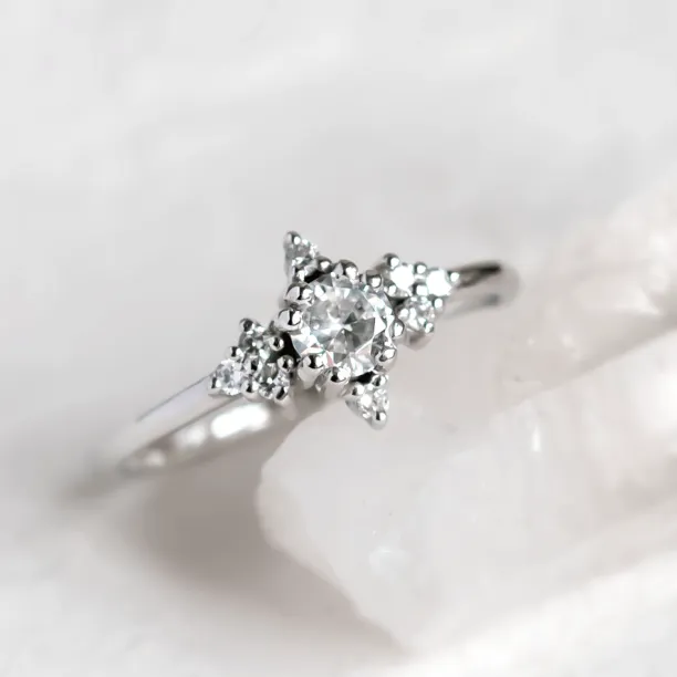 Romantic engagement ring with lab-grown diamonds POMPI Image