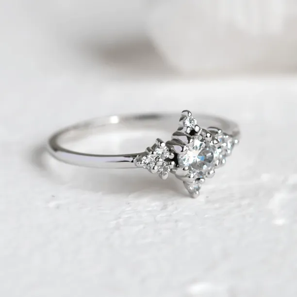 Romantic engagement ring with lab-grown diamonds POMPI Image