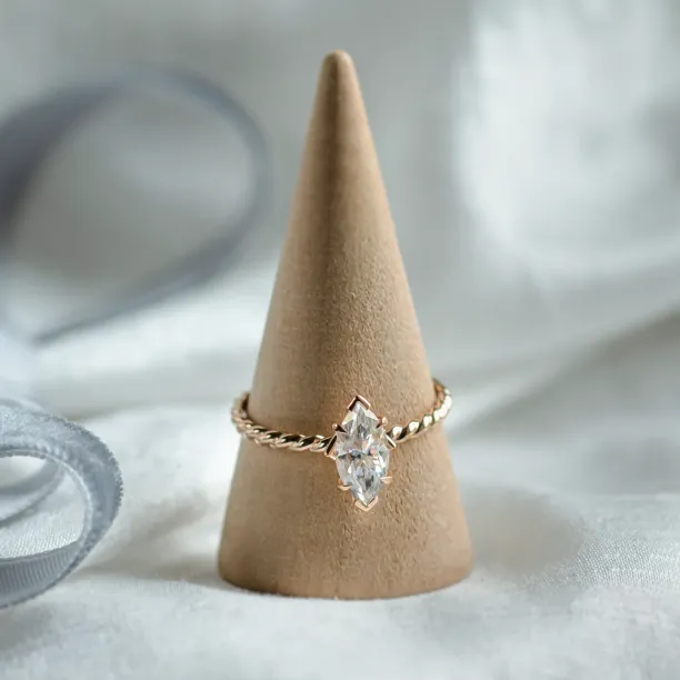 Gold twisted rope ring DAHLIA Image