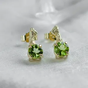 Stud earrings with peridot and twig DEAN Thumbnail
