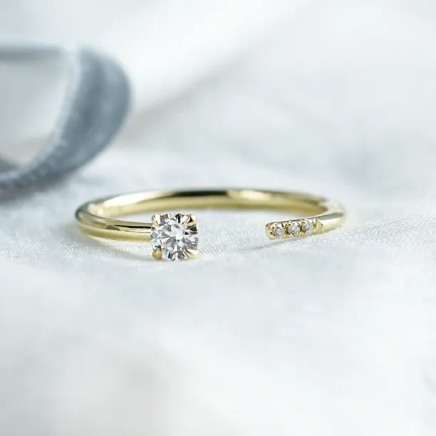 Open ring with diamonds LEIA Image