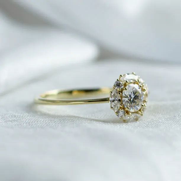 Romantic halo moissanite engagement ring ÉDITH Image