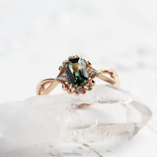 Unique vintage gold ring with green sapphire and diamonds BAROQUE Image