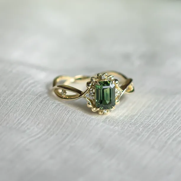 Unique vintage gold ring with green sapphire and diamonds BAROQUE Image