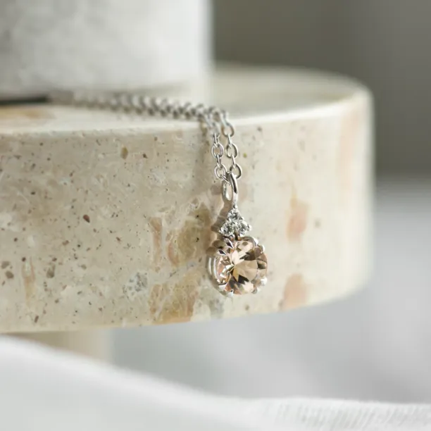 Delicate gold necklace with morganite and side diamonds FEMINA Image