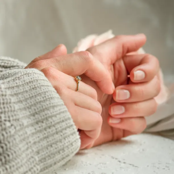 Minimalist engagement ring with salt and pepper diamonds TROIS Image