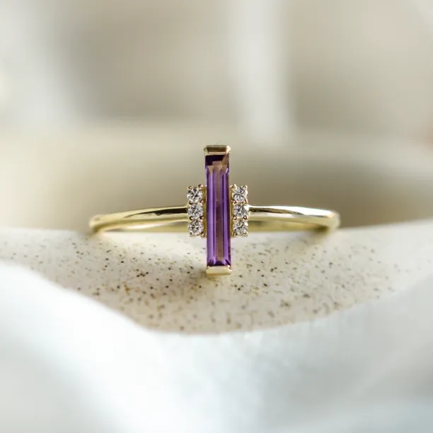 Original ring with baguette amethyst and side diamonds NAIMA Image