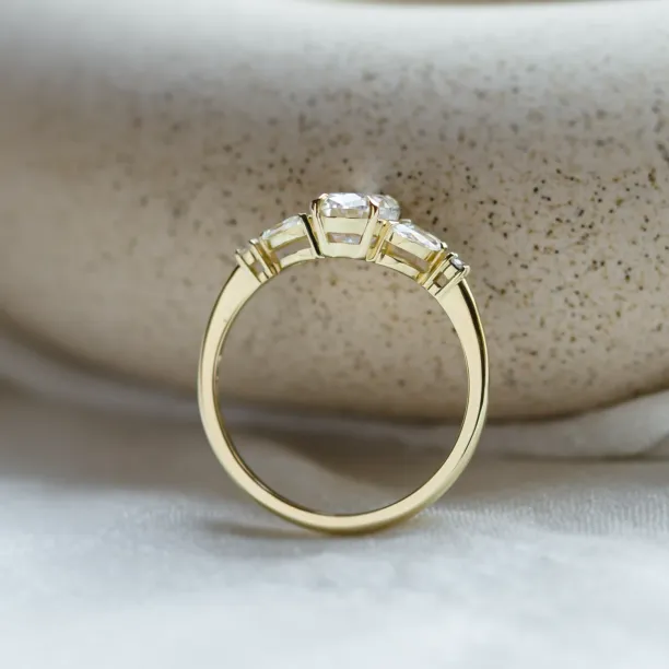 Gold vintage ring with moissanity GEMMA Image
