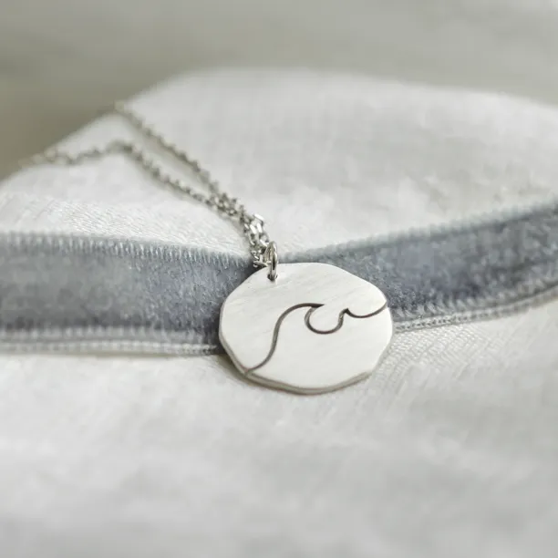 Matte gold necklace with wave ATLANTIC Image