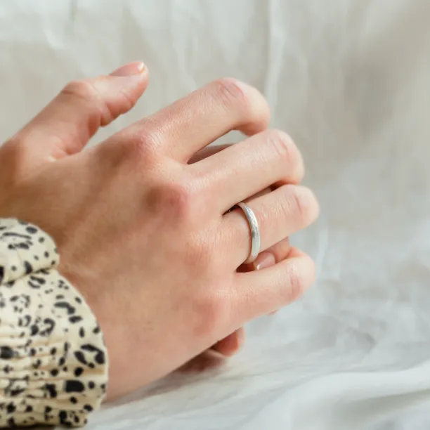 Unusual wedding rings with embossed rope NASH Image