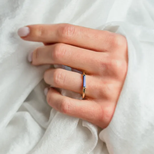 Gold ring with laboratory sapphire in baguette shape CYNTHIA Image
