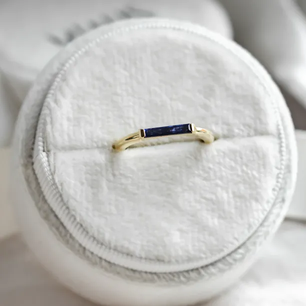 Gold ring with laboratory sapphire in baguette shape CYNTHIA Image
