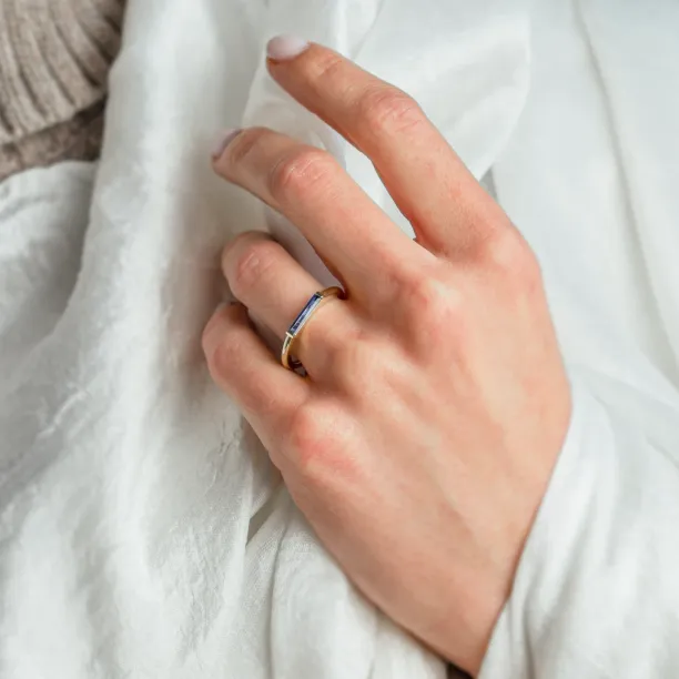 Gold ring with laboratory sapphire in baguette shape CYNTHIA Image