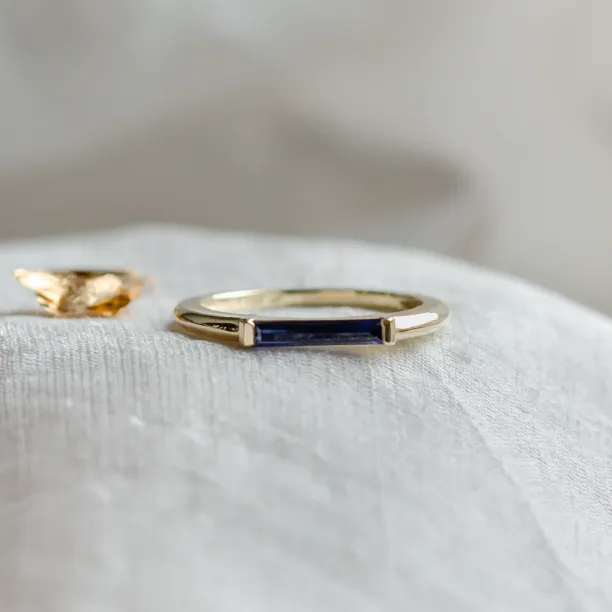 Gold ring with laboratory sapphire in baguette shape CYNTHIA Image