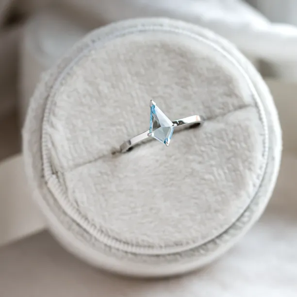 Gold ring with kite topaz DALIA Image