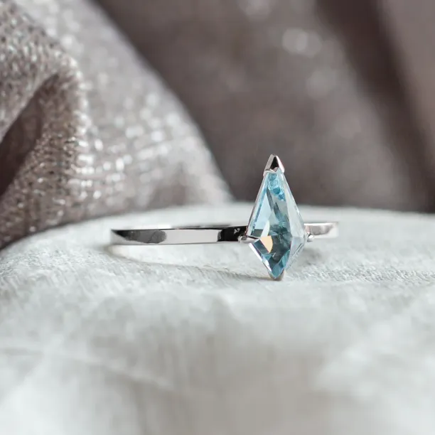 Gold ring with kite topaz DALIA Image