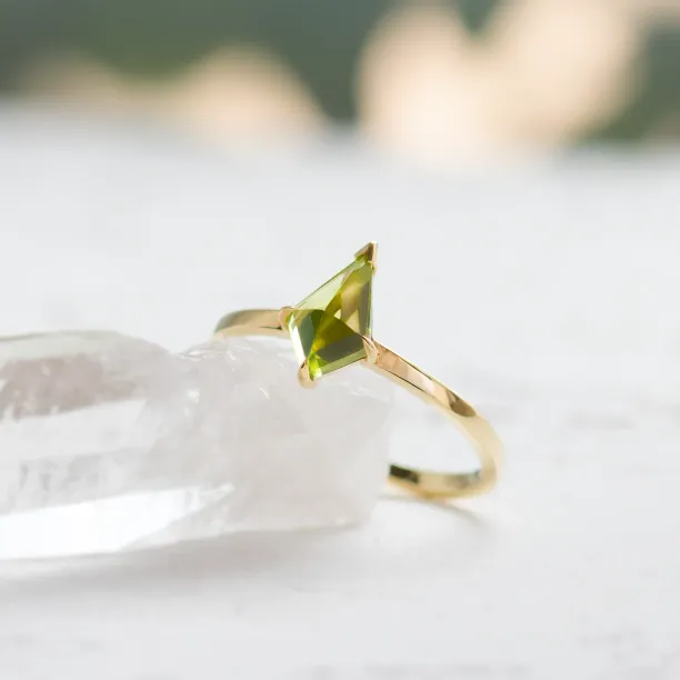 Gold ring with kite peridot PATRICE Image