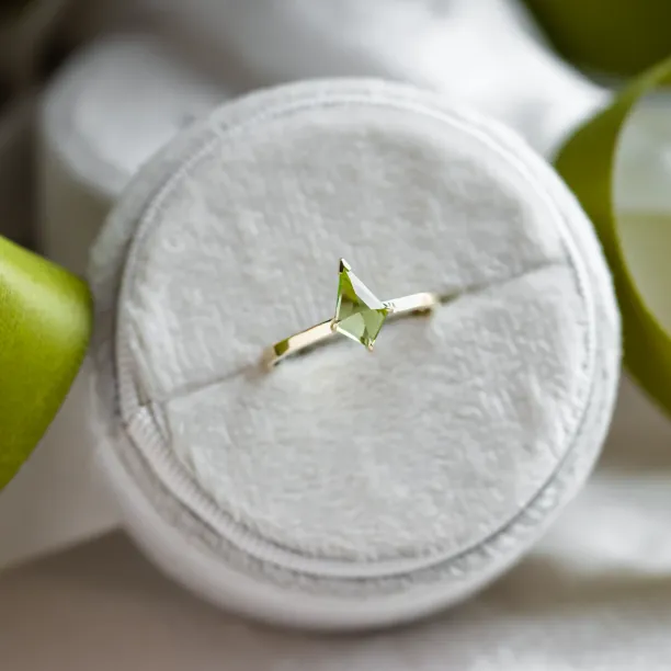 Gold ring with kite peridot PATRICE Image