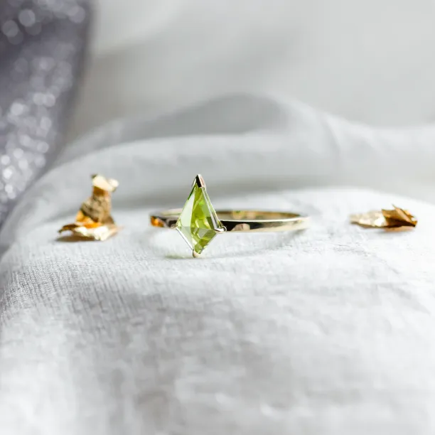 Gold ring with kite peridot PATRICE Image