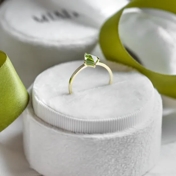 Gold ring with kite peridot PATRICE Image