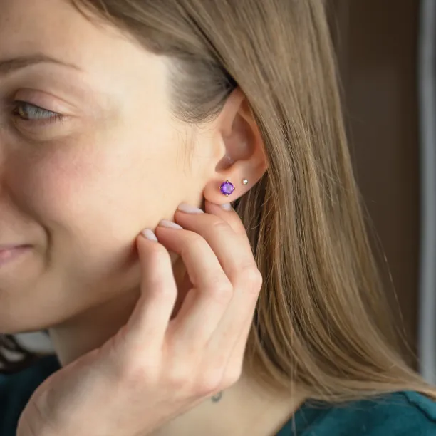 Simple gold earrings with amethysts PURPURA Image