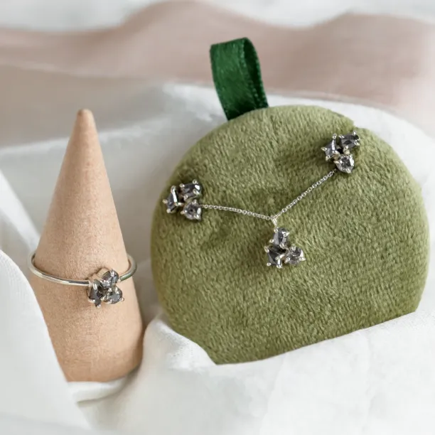 Cluster jewelry set with salt and pepper diamonds KARA Image