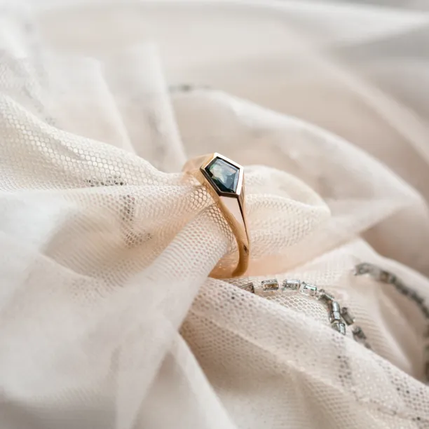 Original gold ring with an asymmetric teal sapphire TAYLOR Image