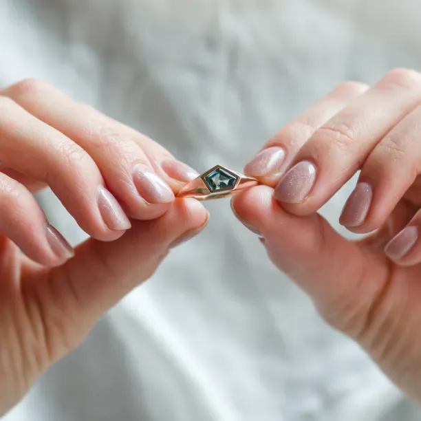 Original gold ring with an asymmetric teal sapphire TAYLOR Image