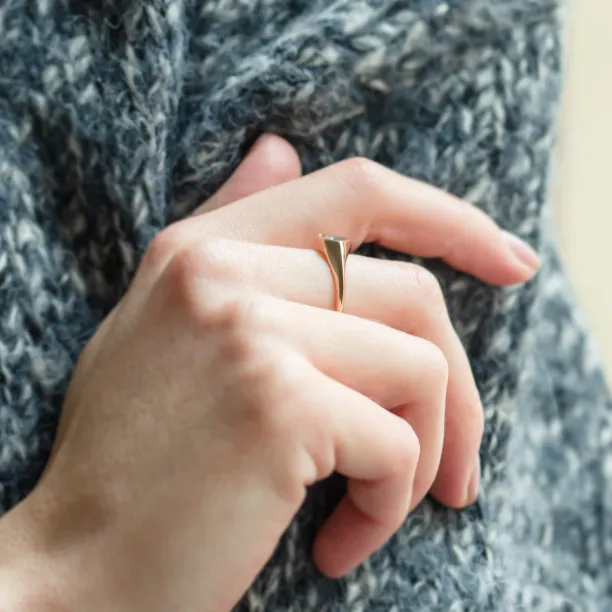 Original gold ring with an asymmetric teal sapphire TAYLOR Image