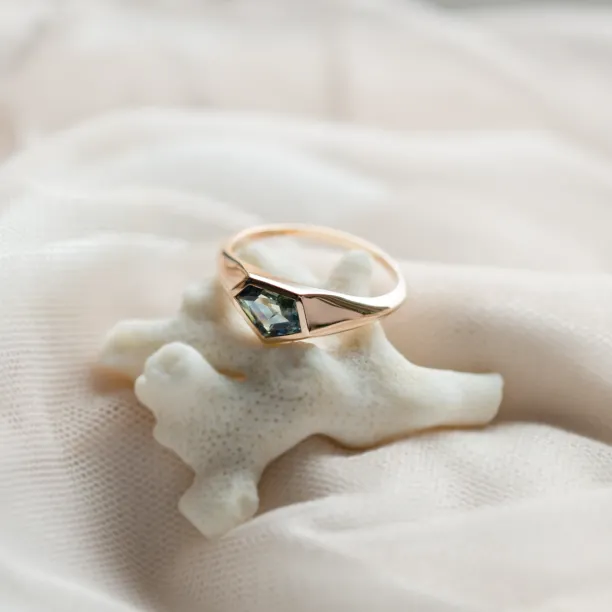 Original gold ring with an asymmetric teal sapphire TAYLOR Image